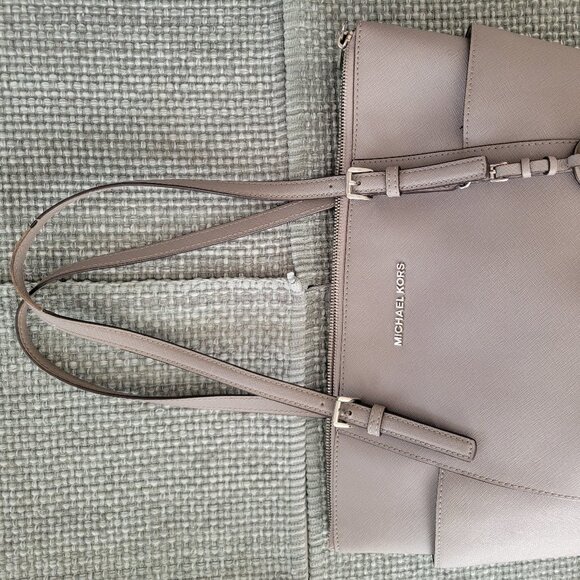 Michael Kors Charlotte saffiano leather medium. Preowned. - Picture 9 of 14